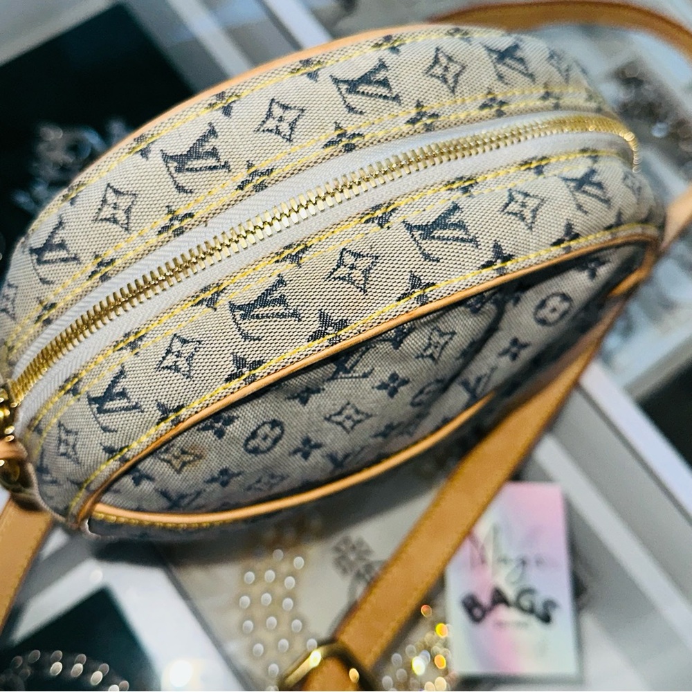Louis Vuitton: Round Monogram LV Mini Crossbody Bag (seen on Ariana Grande) - Picture 11 of 16